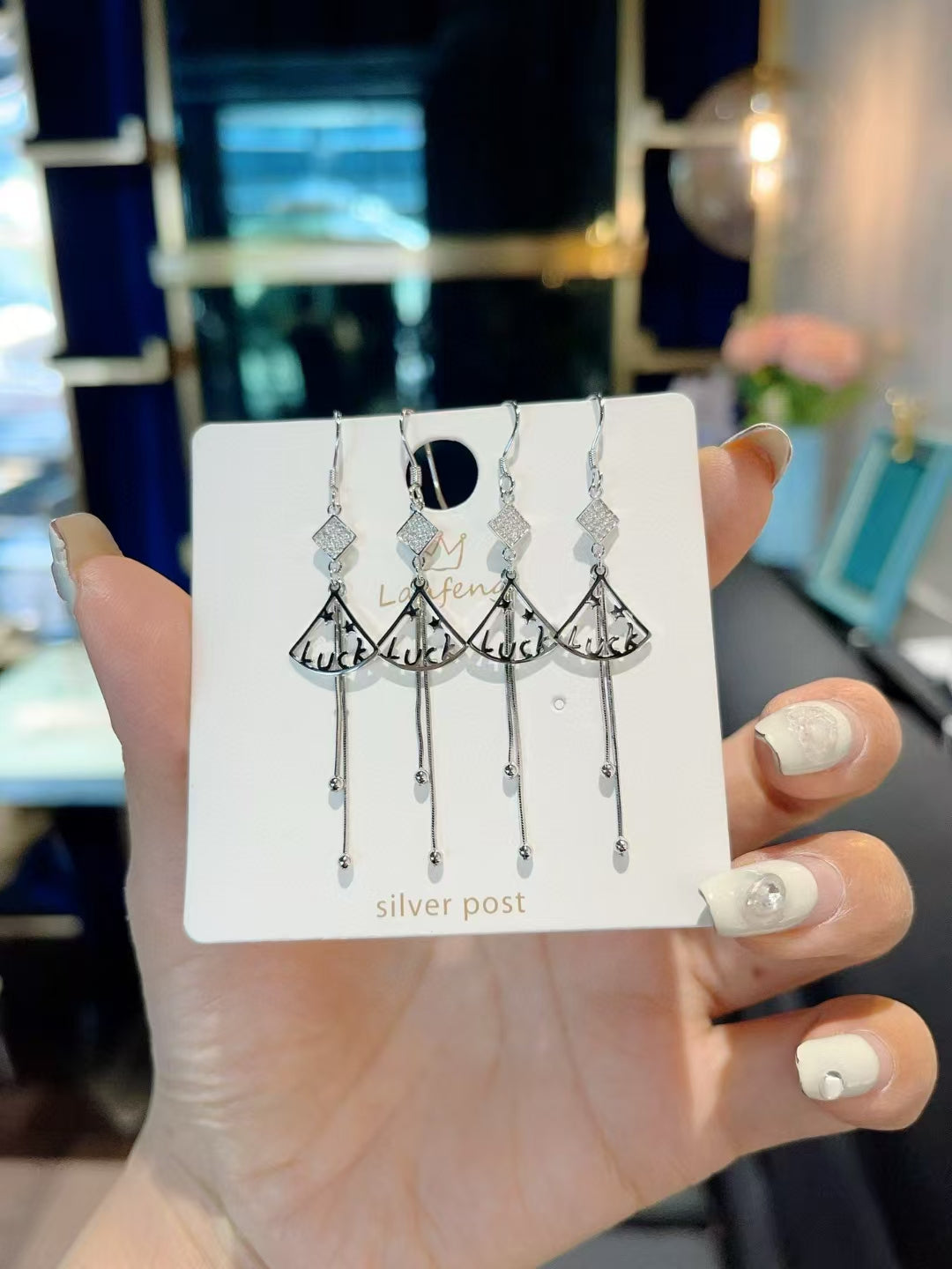 Boucles d'oreilles porte-bonheur en argent sterling 925 faites à la main, avec pompon et éventail – Élégance éblouissante en zircon
