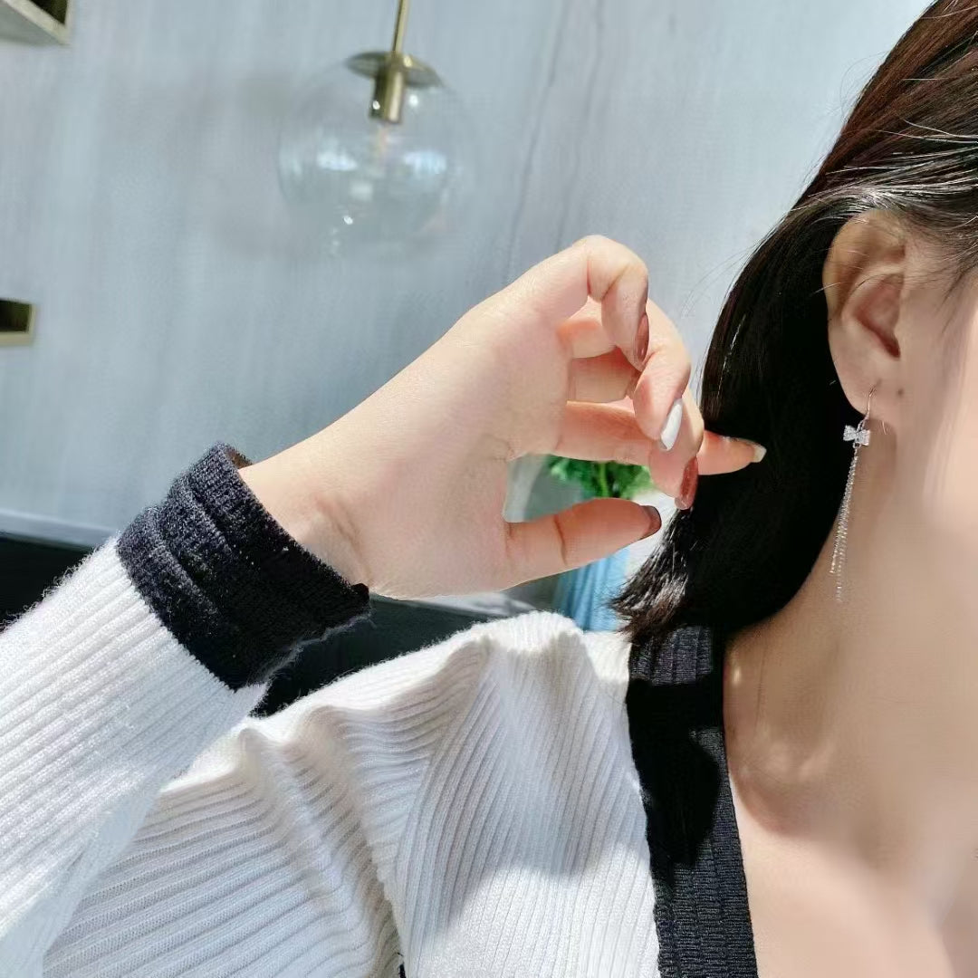 Boucles d'oreilles délicates en argent sterling avec nœud et pompon – Élégance artisanale