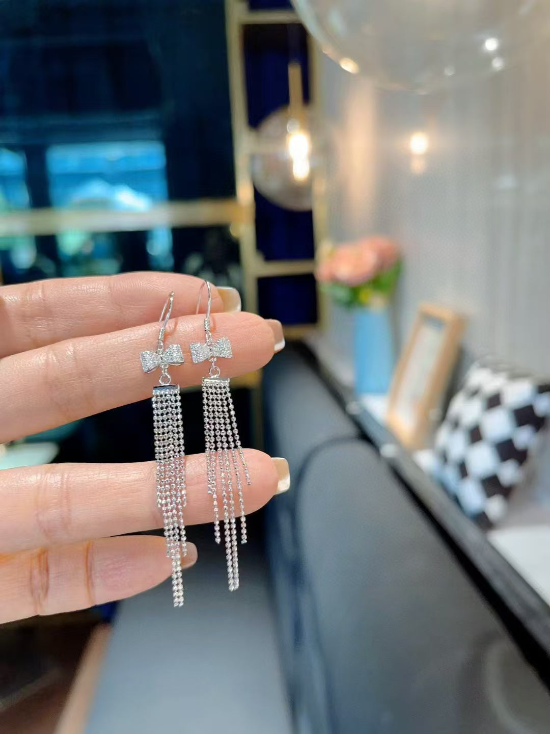 Boucles d'oreilles délicates en argent sterling avec nœud et pompon – Élégance artisanale