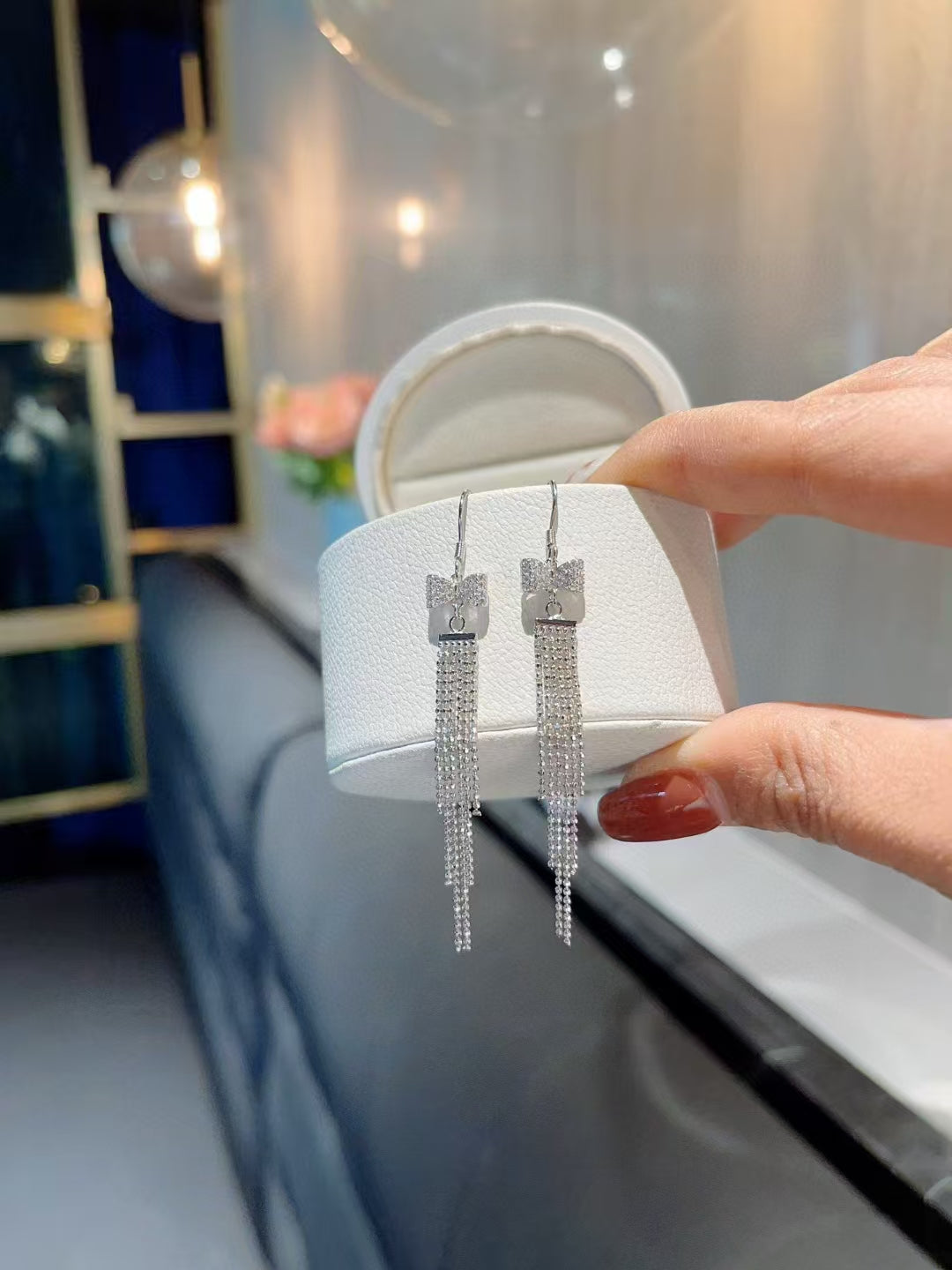 Boucles d'oreilles délicates en argent sterling avec nœud et pompon – Élégance artisanale