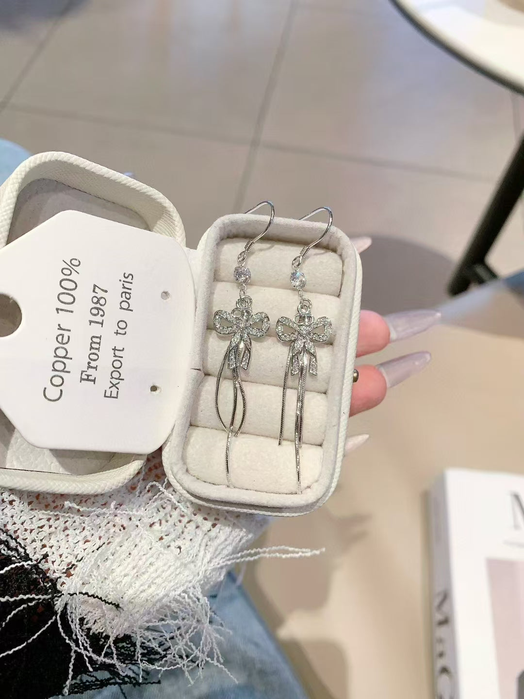 Boucles d'oreilles en argent sterling avec nœud et pompon, fabriquées à la main – Une élégance délicate pour toutes les occasions
