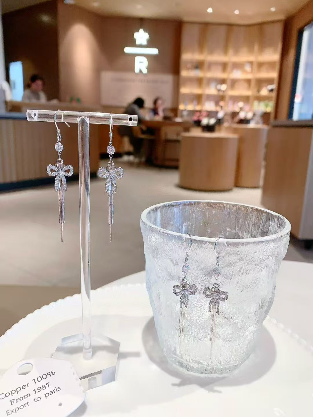 Boucles d'oreilles en argent sterling avec nœud et pompon, fabriquées à la main – Une élégance délicate pour toutes les occasions