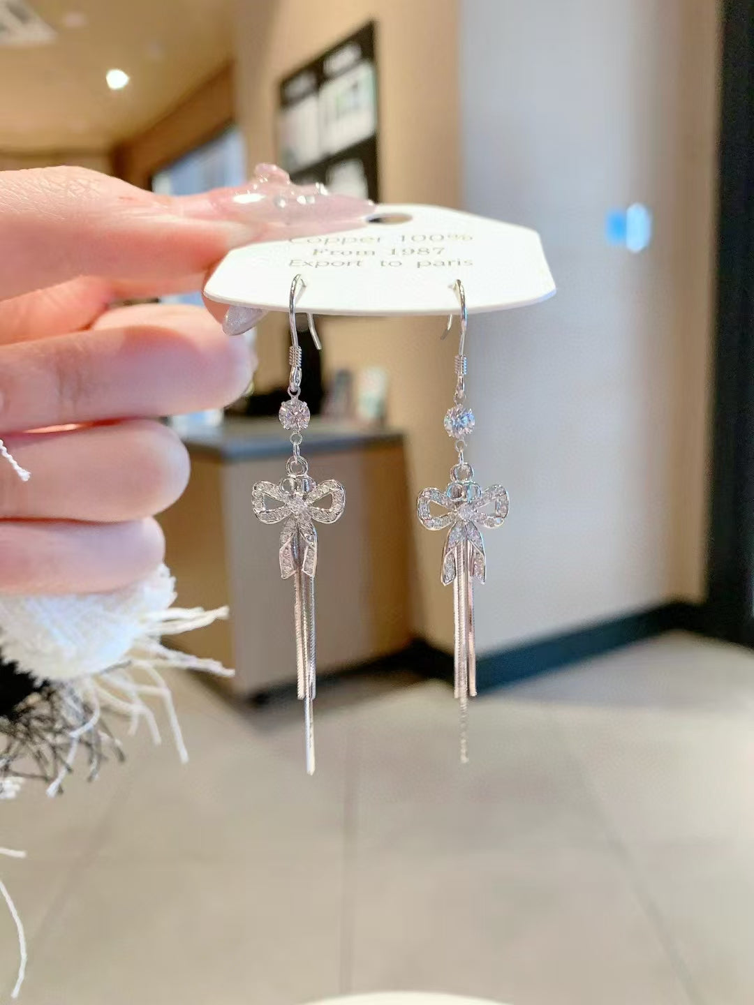 Boucles d'oreilles en argent sterling avec nœud et pompon, fabriquées à la main – Une élégance délicate pour toutes les occasions
