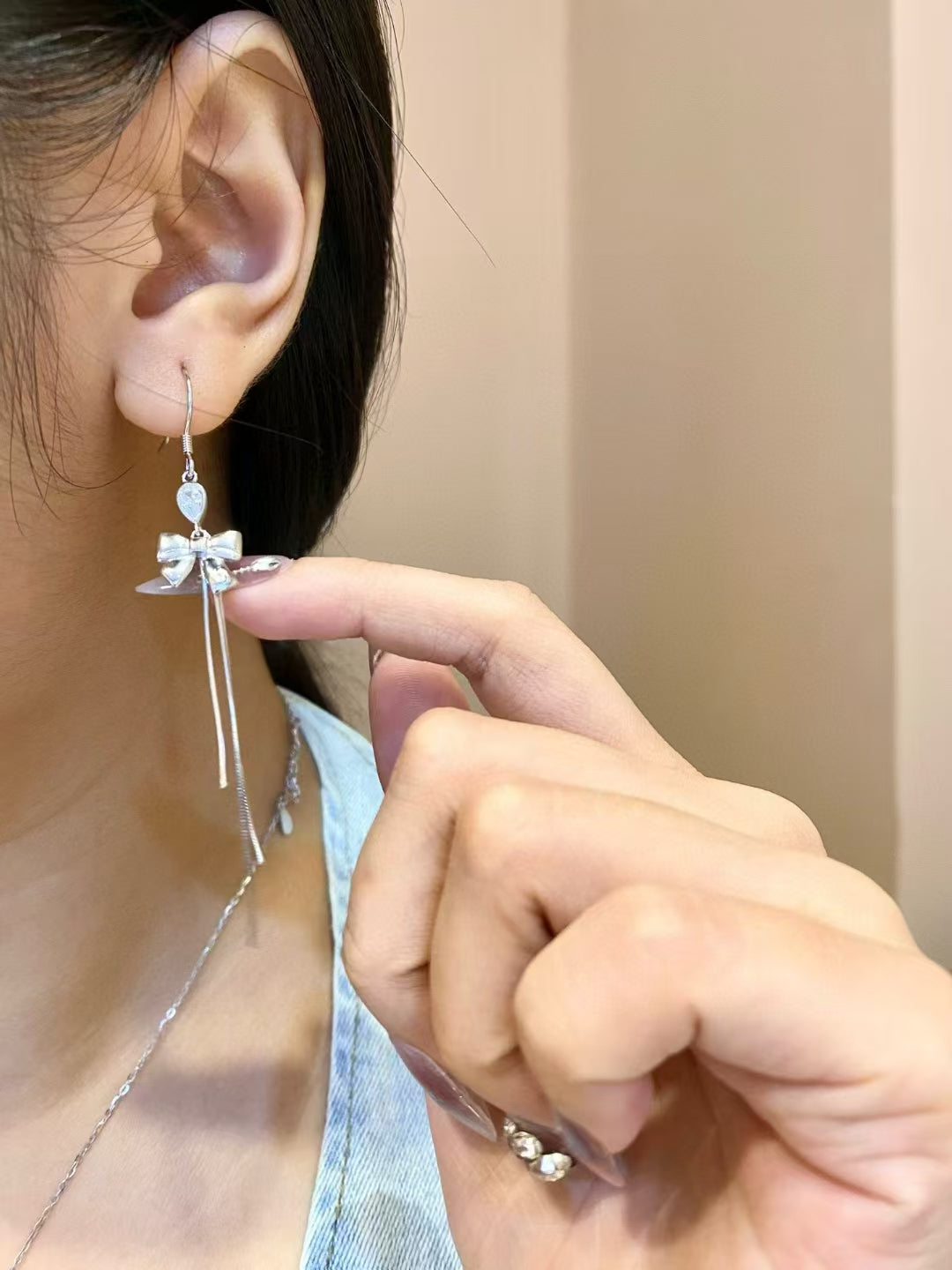 Boucles d'oreilles en argent sterling faites à la main avec nœud et pompon – Élégantes, délicates et uniques