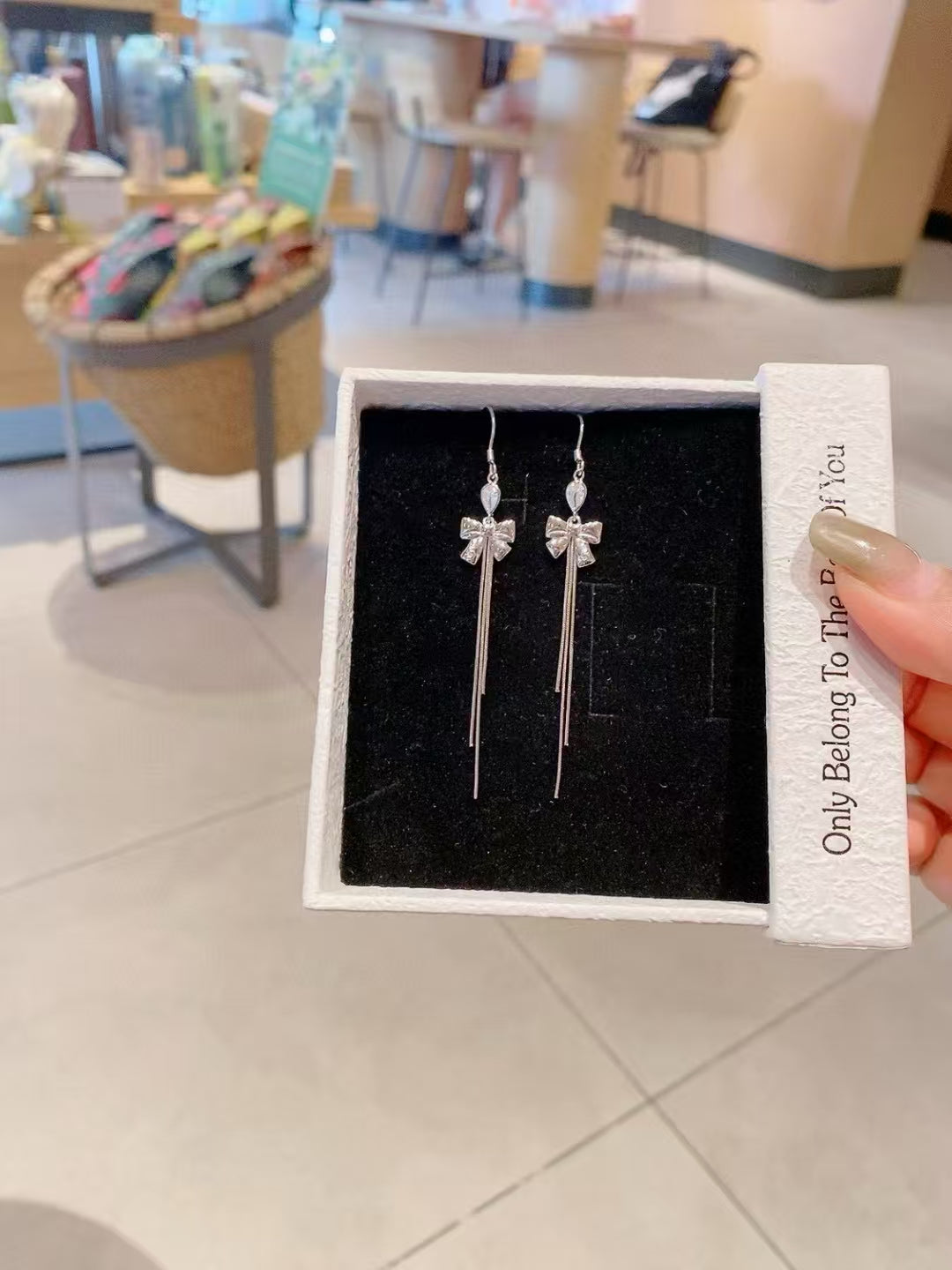 Boucles d'oreilles en argent sterling faites à la main avec nœud et pompon – Élégantes, délicates et uniques