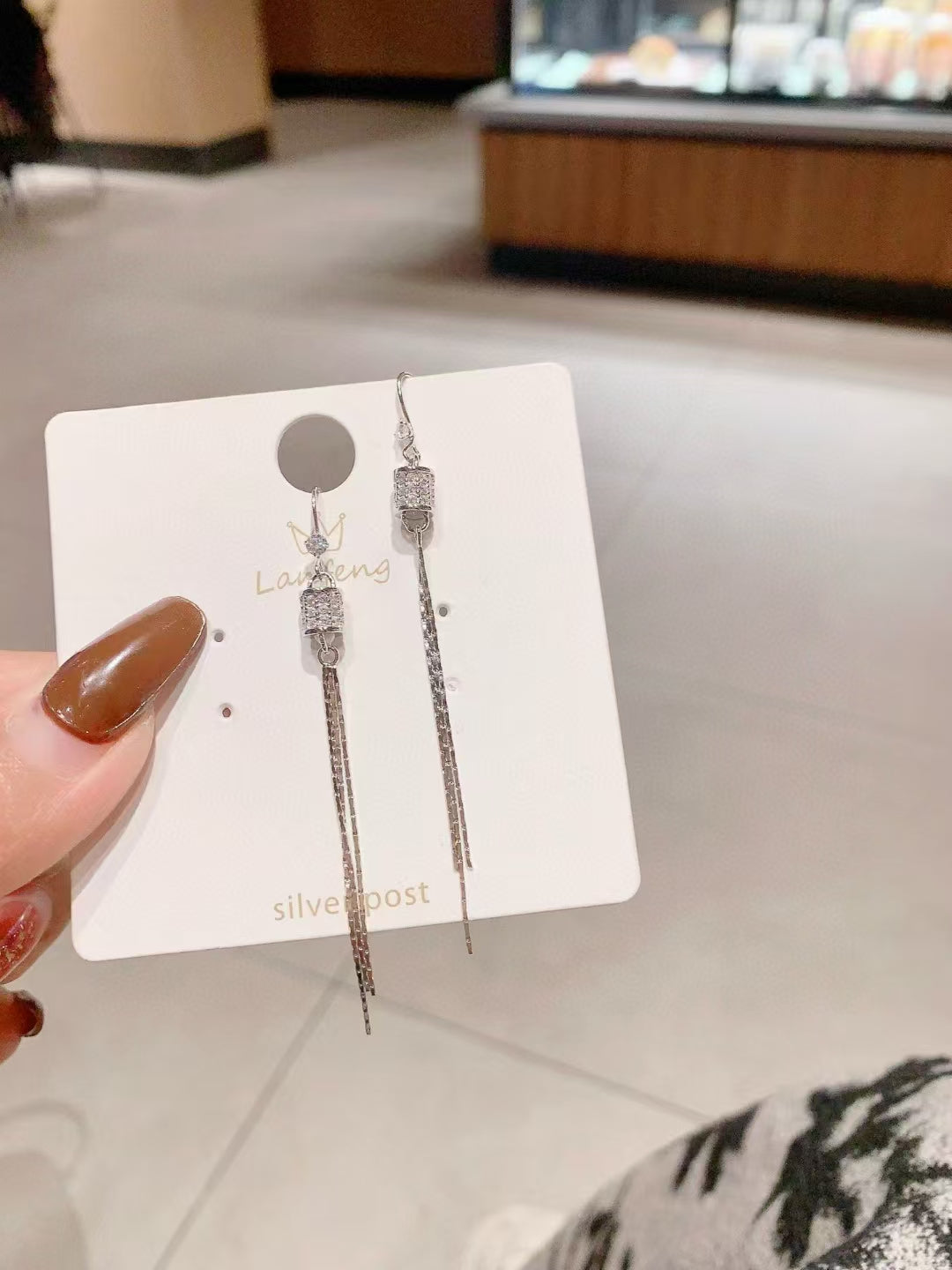 Boucles d'oreilles à pompons cylindriques en argent sterling faites à la main – Élégantes, soyeuses et intemporelles