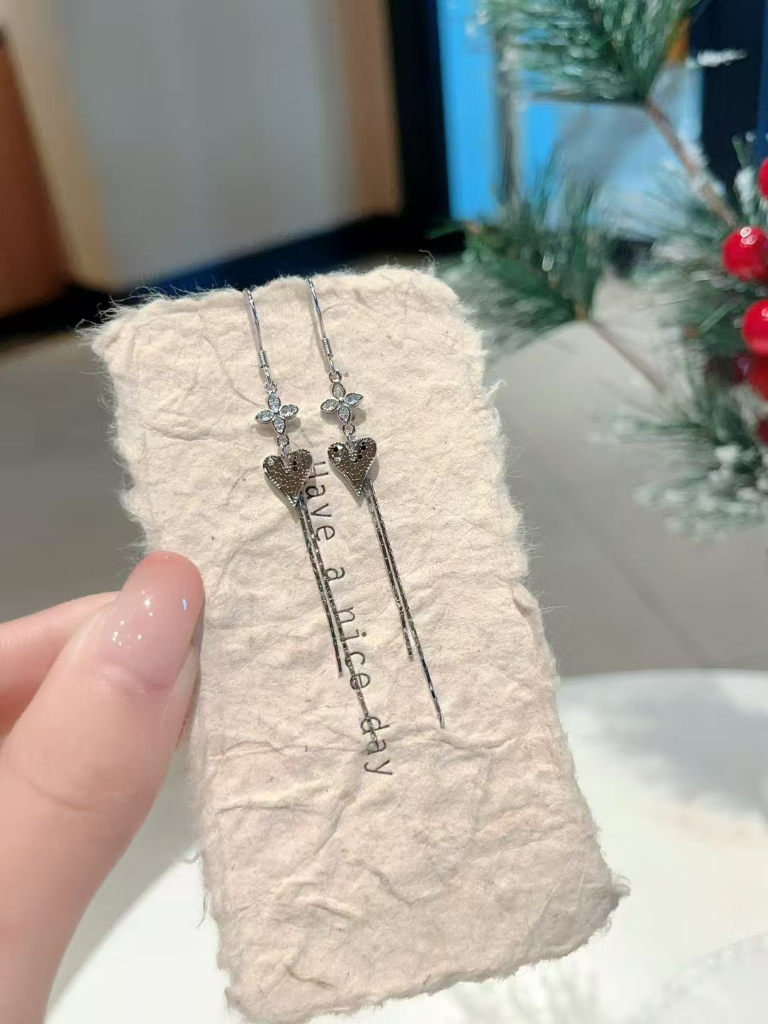Amour Galactique : Boucles d'oreilles cœur céleste en argent 925 faites à la main avec zircones et pompons