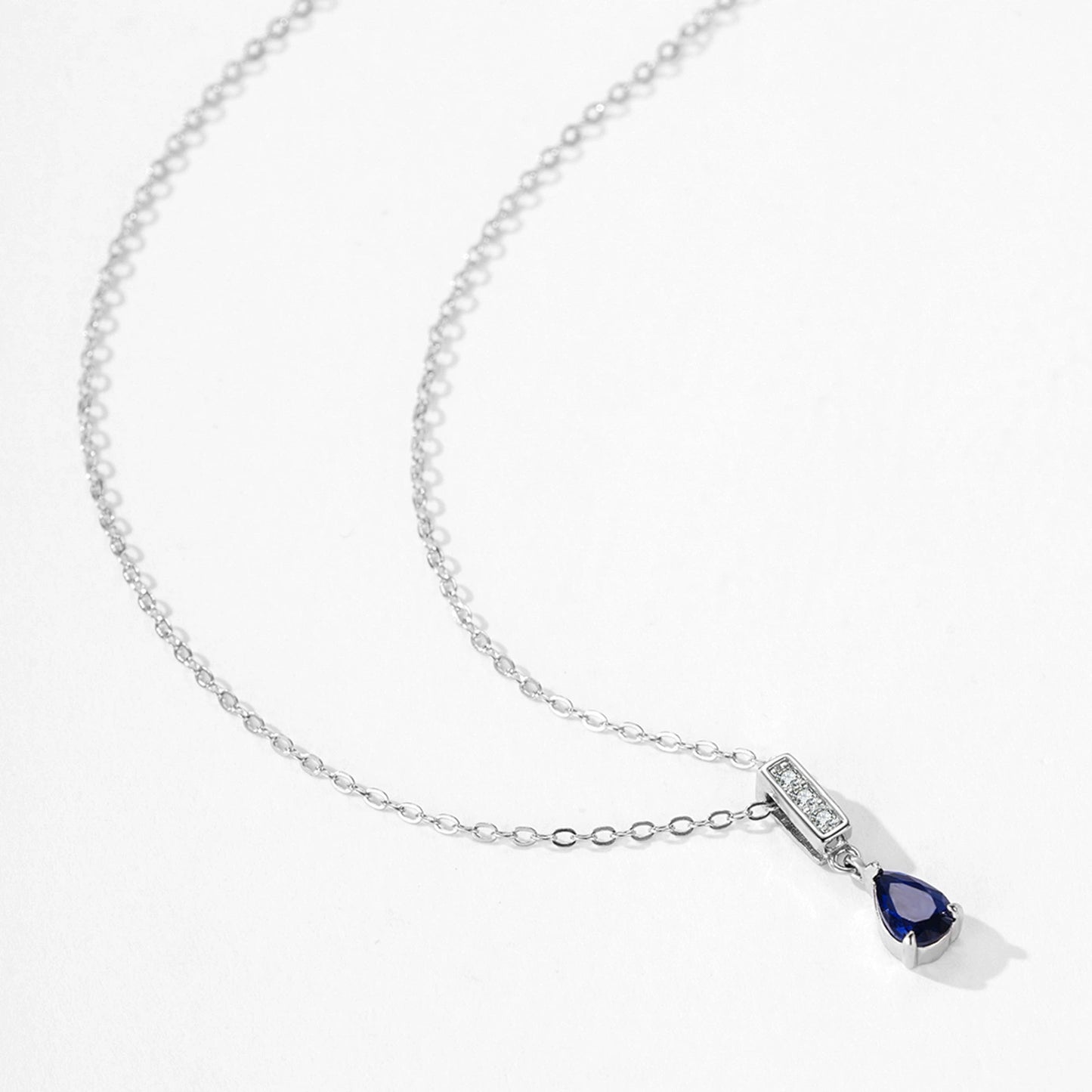 Collier élégant avec pendentif en forme de larme – Zircon bleu roi en argent sterling
