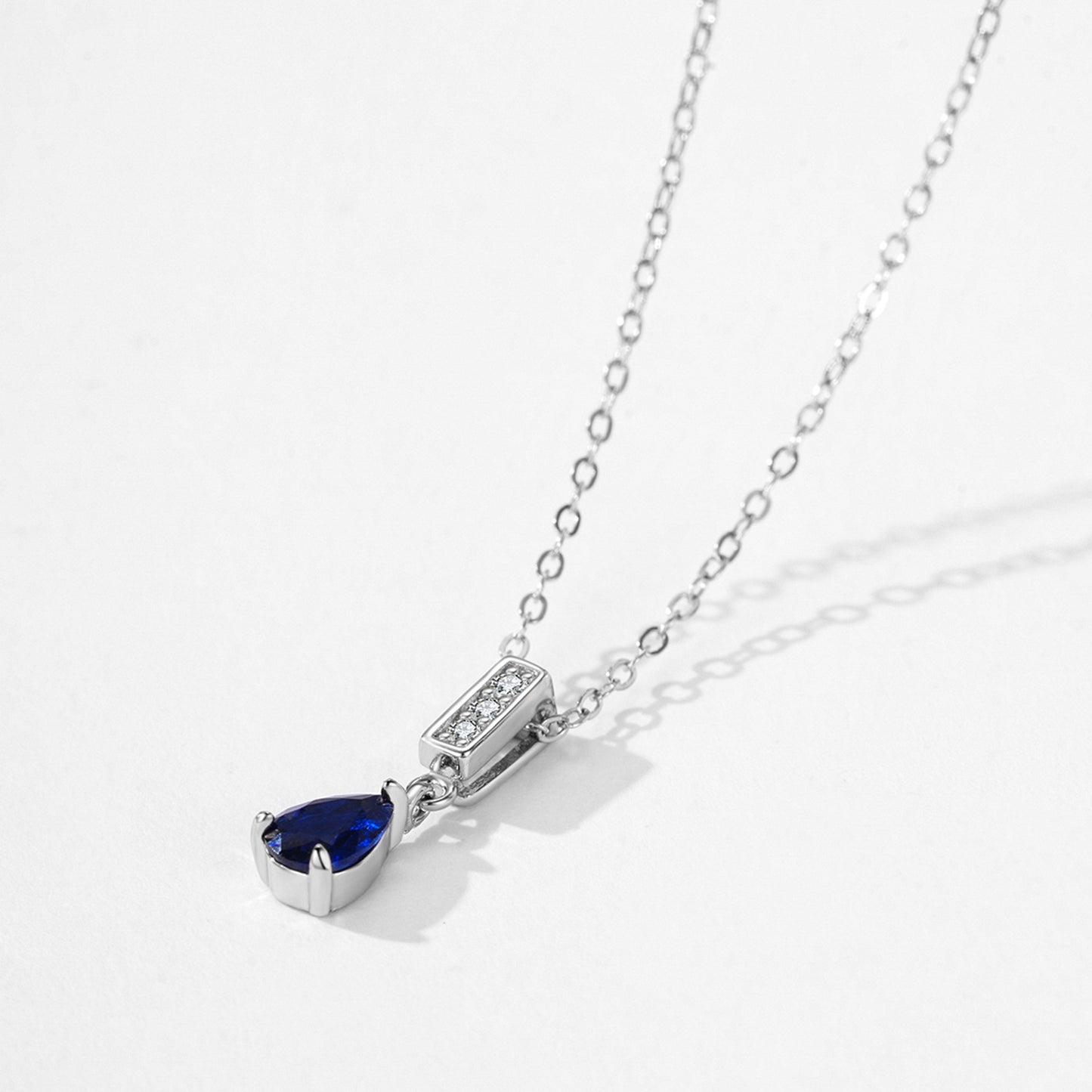 Collier élégant avec pendentif en forme de larme – Zircon bleu roi en argent sterling