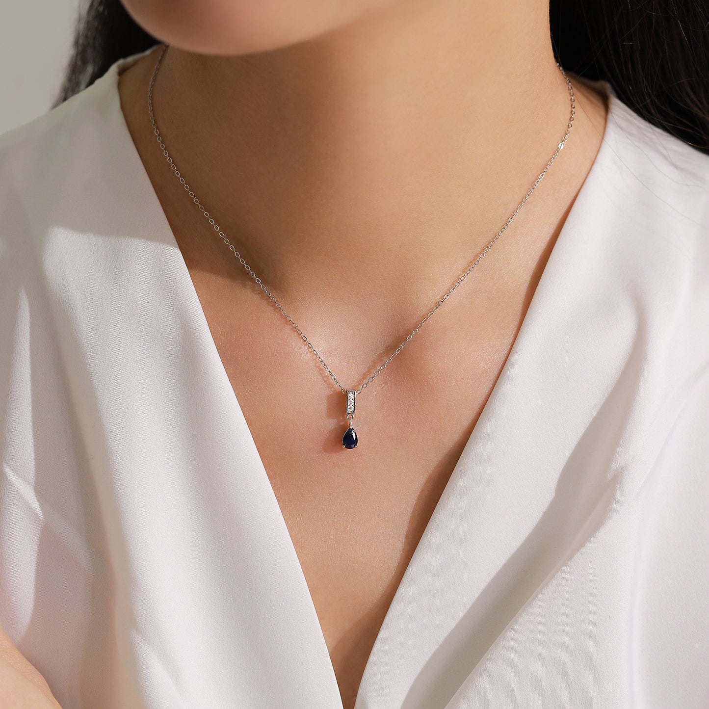 Collier élégant avec pendentif en forme de larme – Zircon bleu roi en argent sterling