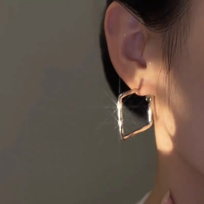 Pendientes de botón cuadrados de plata esterlina (925) con elegancia geométrica. Seleccionados a mano con amor y cuidado.