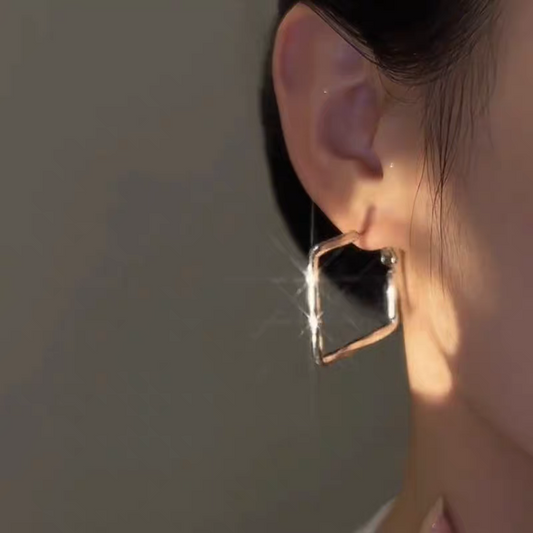 Pendientes de botón cuadrados de plata esterlina (925) con elegancia geométrica. Seleccionados a mano con amor y cuidado.