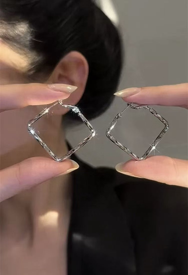 Pendientes de botón cuadrados de plata esterlina (925) con elegancia geométrica. Seleccionados a mano con amor y cuidado.