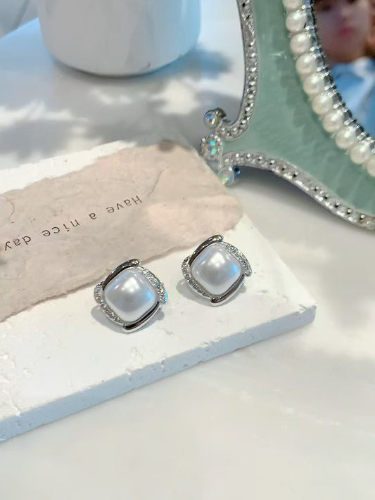 Glamour intemporel : boucles d'oreilles à tige modernes en perles et cristaux. Élégantes, intemporelles et sûres d'impressionner.