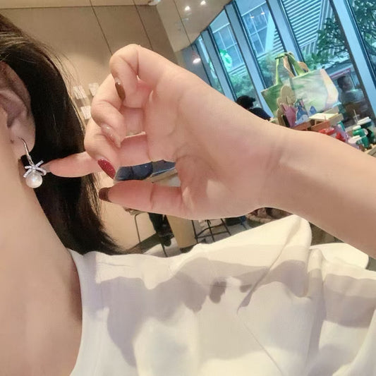 Le nœud Liberty Belle : clous d'oreilles en perles et cristaux. Sélectionnés avec amour et soin. 