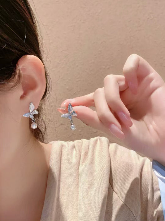 Liberty & Grace: Butterfly Pearl Earrings.This is such a great gift!
