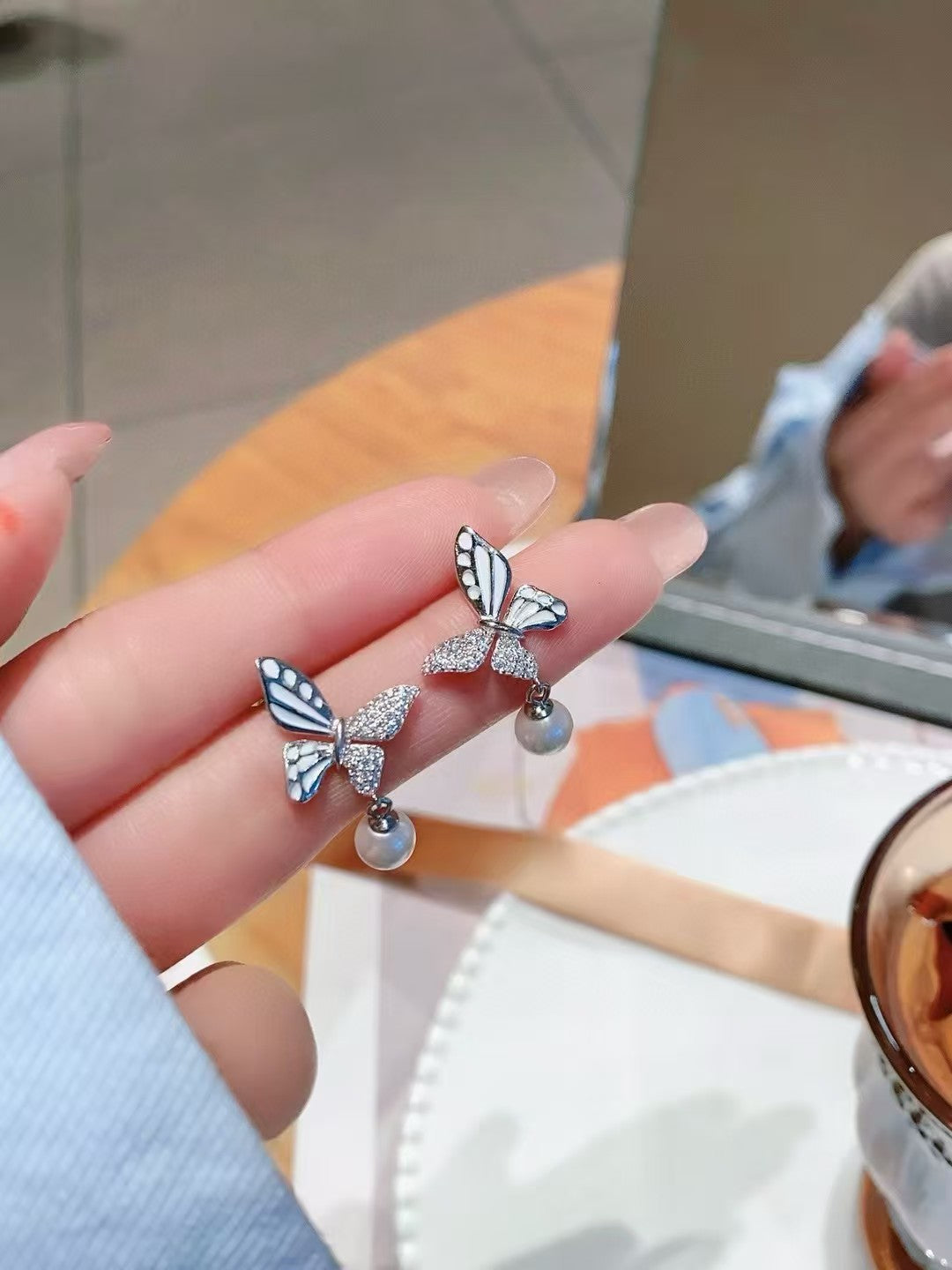 Liberty & Grace: Butterfly Pearl Earrings.This is such a great gift!