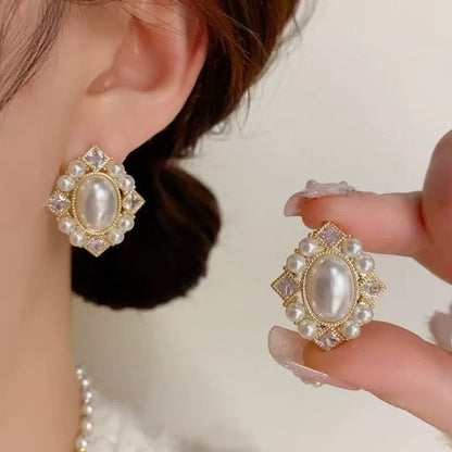 Clous d'oreilles classiques en perles et paillettes : votre baiser français quotidien. Un cadeau de haute qualité qui résiste à l'épreuve du temps.
