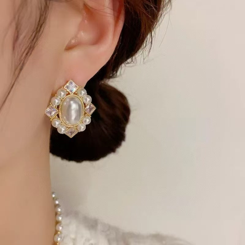 Clous d'oreilles classiques en perles et paillettes : votre baiser français quotidien. Un cadeau de haute qualité qui résiste à l'épreuve du temps.