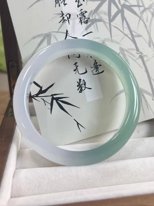 Brazalete de piedra de la libertad, donde la determinación del desierto se encuentra con el alma del océano. Un regalo único que será apreciado.