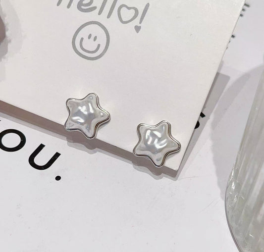 Boucles d'oreilles à tige minimalistes en forme d'étoile avec accent de vraie perle