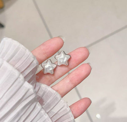 Boucles d'oreilles à tige minimalistes en forme d'étoile avec accent de vraie perle