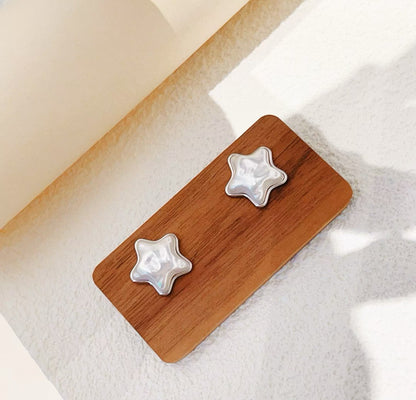 Boucles d'oreilles à tige minimalistes en forme d'étoile avec accent de vraie perle