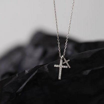 Collier élégant avec pendentif croix en argent sterling et zircon scintillant
