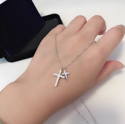 Collier élégant avec pendentif croix en argent sterling et zircon scintillant
