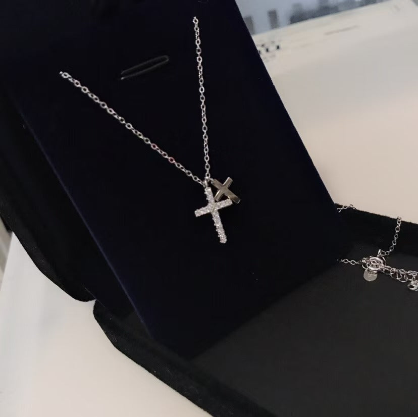 Collier élégant avec pendentif croix en argent sterling et zircon scintillant