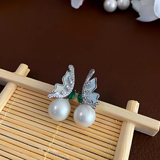 Ailes murmurantes : boucles d'oreilles papillon en argent sterling avec zircones scintillantes
