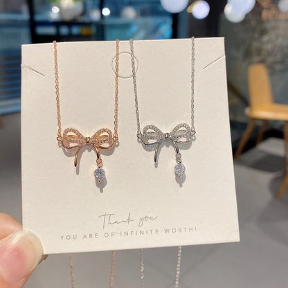 Collier nœud étincelant fabriqué à la main : l'élégance intemporelle rencontre la fantaisie moderne