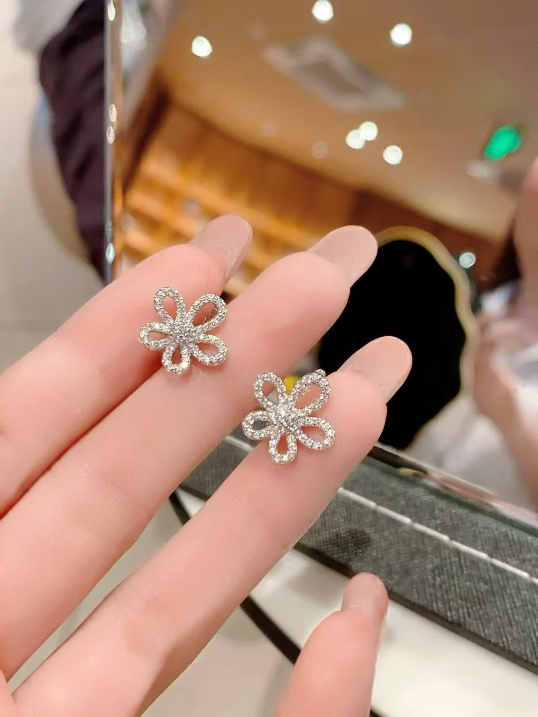 Boucles d'oreilles artisanales en argent sterling avec zircones cubiques Nature's Sparkle 
