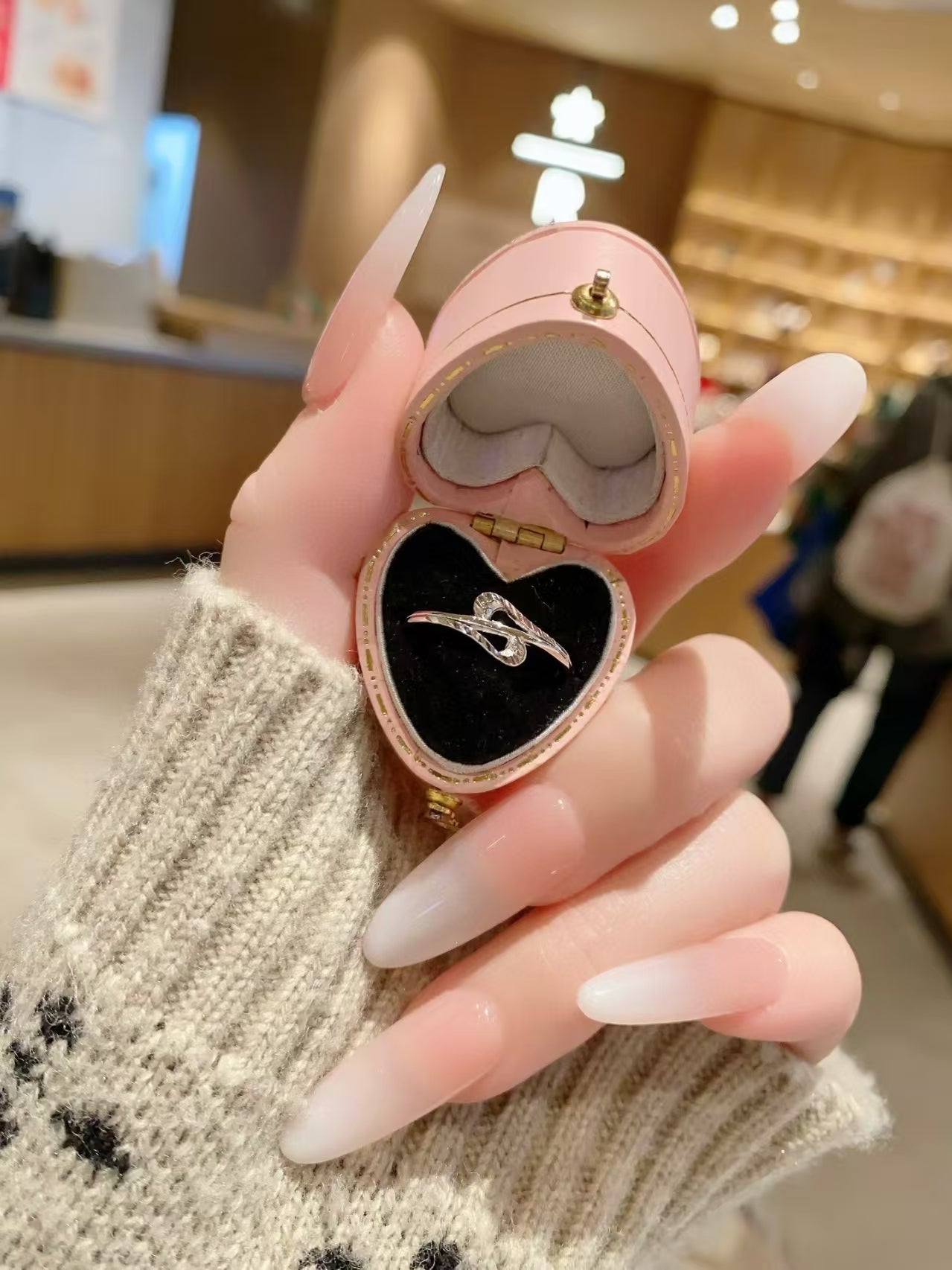 Bague en argent forgée à la main par Leweivi : où l'art rencontre l'ornement