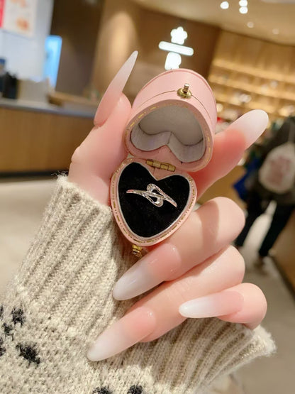 Bague en argent forgée à la main par Leweivi : où l'art rencontre l'ornement