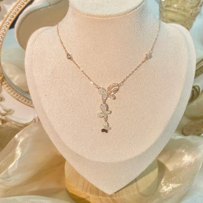 Collier pendentif papillon en argent sterling et oxyde de zirconium fabriqué à la main Trio d'ailes