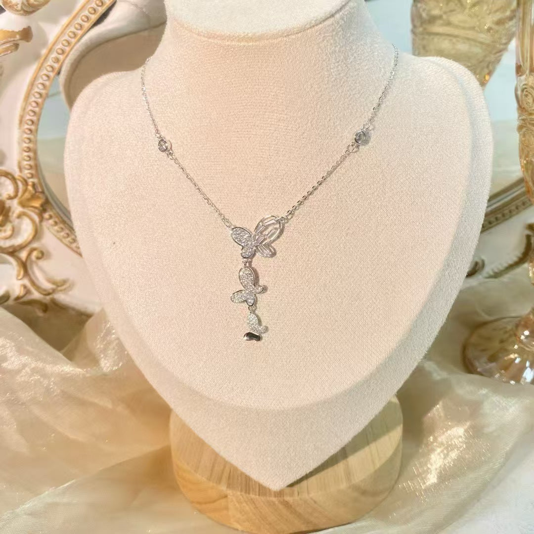 Collier pendentif papillon en argent sterling et oxyde de zirconium fabriqué à la main Trio d'ailes