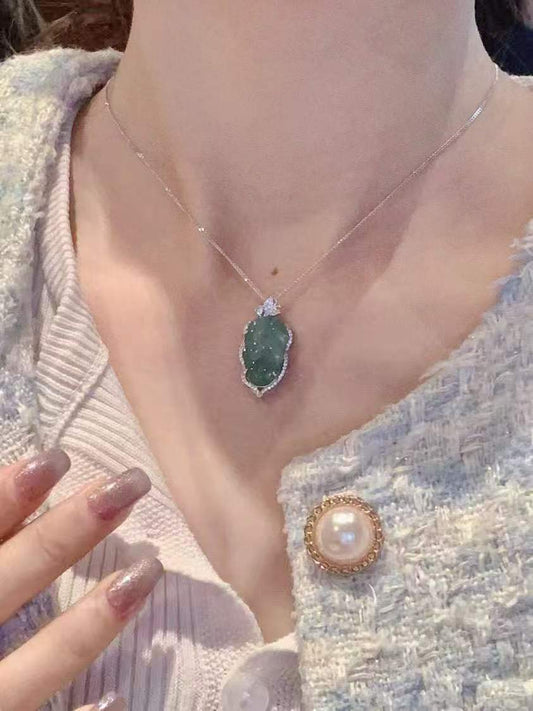 Collier pendentif feuille en argent 925 forgé à la main avec zircon et calcédoine * Talisman de croissance, de fortune et de vitalité *