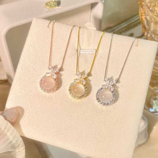 Collier pendentif nœud en argent sterling fabriqué à la main avec zircone et calcédoine blanche