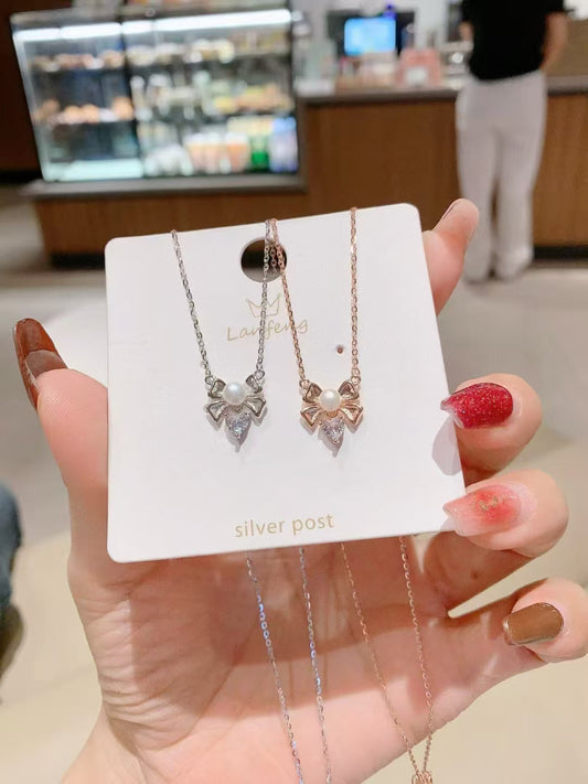 Collier avec pendentif en argent sterling et perles « Nœud enchanté » – Féminité intemporelle, fantaisie moderne