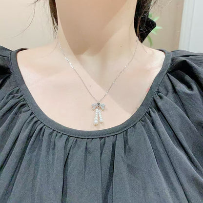 Collier avec pendentif « Éternel Bow » en argent sterling 925, perles et zircones – Quand fantaisie et élégance se rencontrent