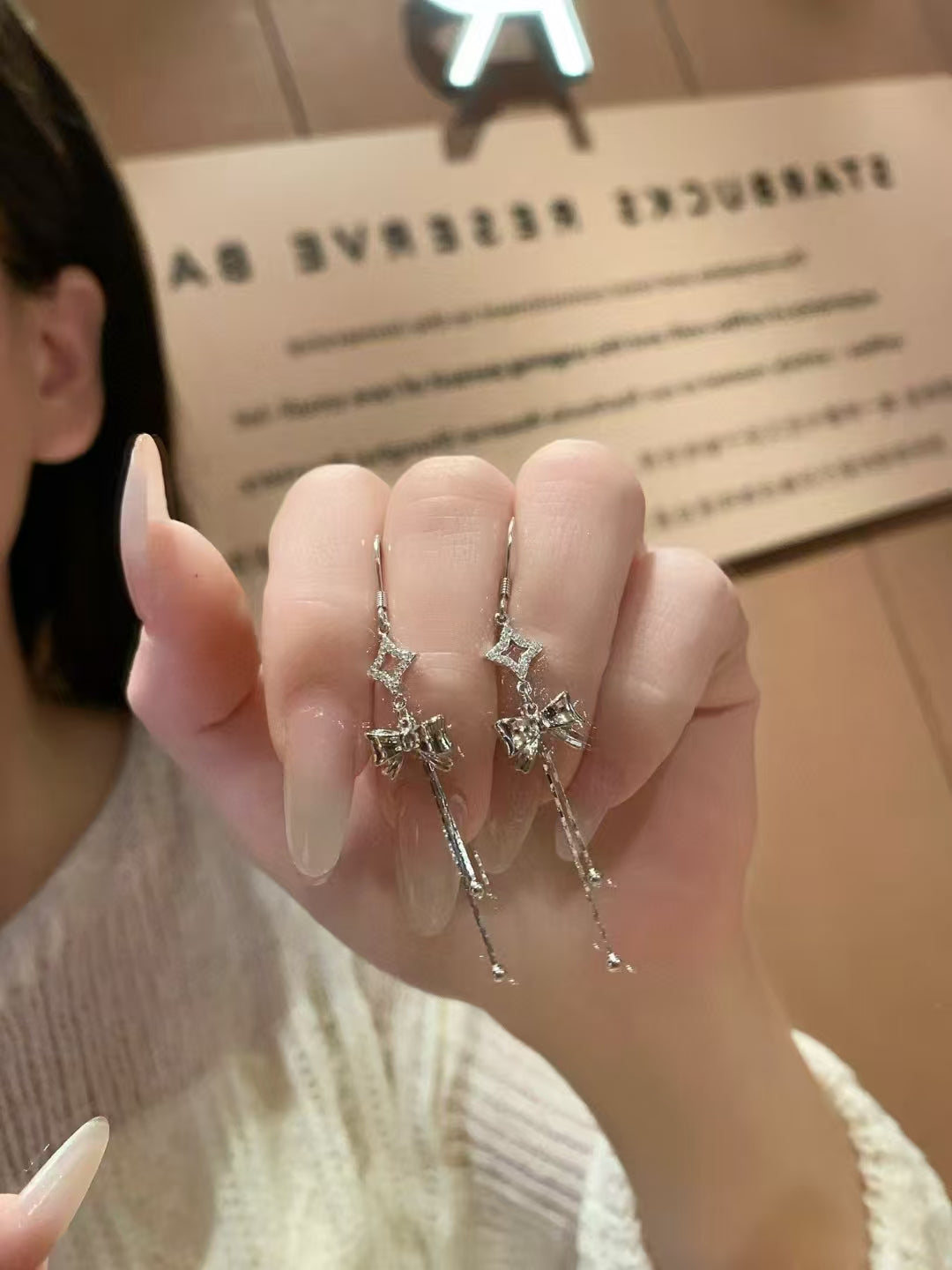 Boucles d'oreilles artisanales en argent sterling 925 avec nœud et pompon – Élégantes touches de zircon
