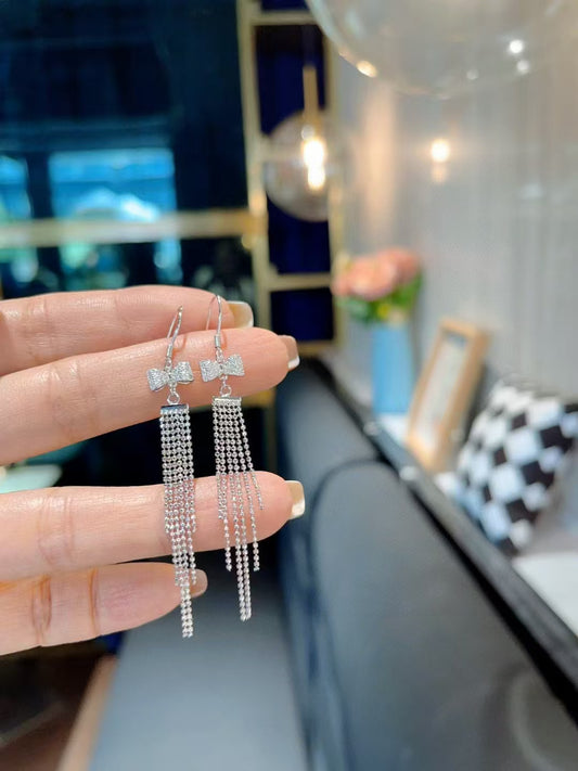 Boucles d'oreilles délicates en argent sterling avec nœud et pompon – Élégance artisanale