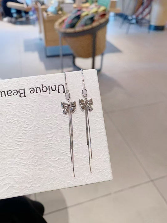Boucles d'oreilles en argent sterling faites à la main avec nœud et pompon – Élégantes, délicates et uniques