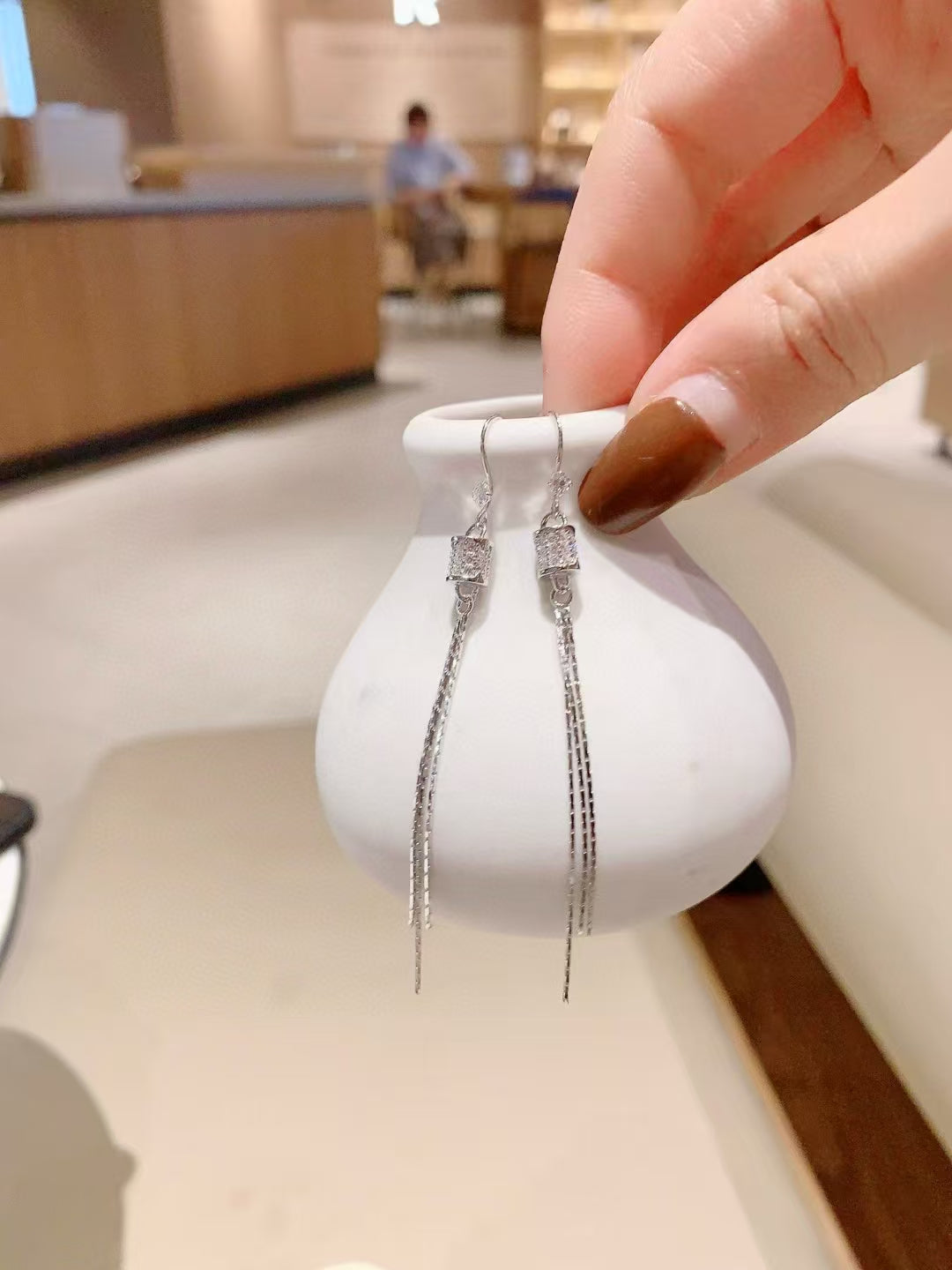 Boucles d'oreilles à pompons cylindriques en argent sterling faites à la main – Élégantes, soyeuses et intemporelles