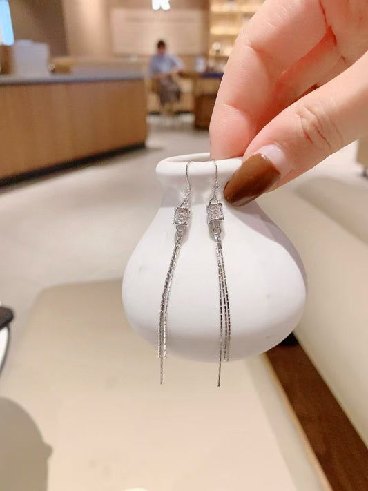 Boucles d'oreilles à pompons cylindriques en argent sterling faites à la main – Élégantes, soyeuses et intemporelles