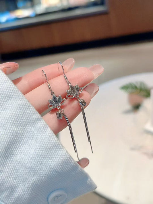 Fleur sacrée : Boucles d'oreilles à pampilles en argent 925, fabriquées à la main – L'illumination en mouvement