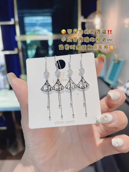 Boucles d'oreilles porte-bonheur en argent sterling 925 faites à la main, avec pompon et éventail – Élégance éblouissante en zircon