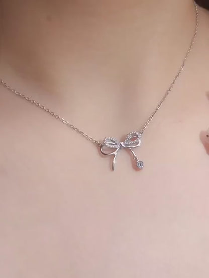 Collier nœud étincelant fabriqué à la main : l'élégance intemporelle rencontre la fantaisie moderne