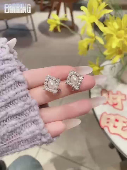 Clous d'oreilles classiques en perles et paillettes : votre baiser français quotidien. Un cadeau de haute qualité qui résiste à l'épreuve du temps.